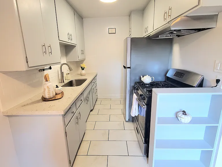 330 Orizaba Ave #7 — Photo 4