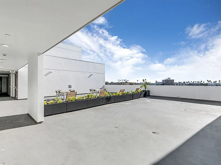 825 Coronado-Building — Photo 7