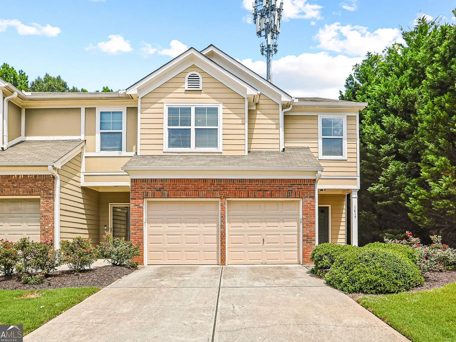 3 bed, 2.5 bath, 1852 sqft, $2,300 — Photo 1