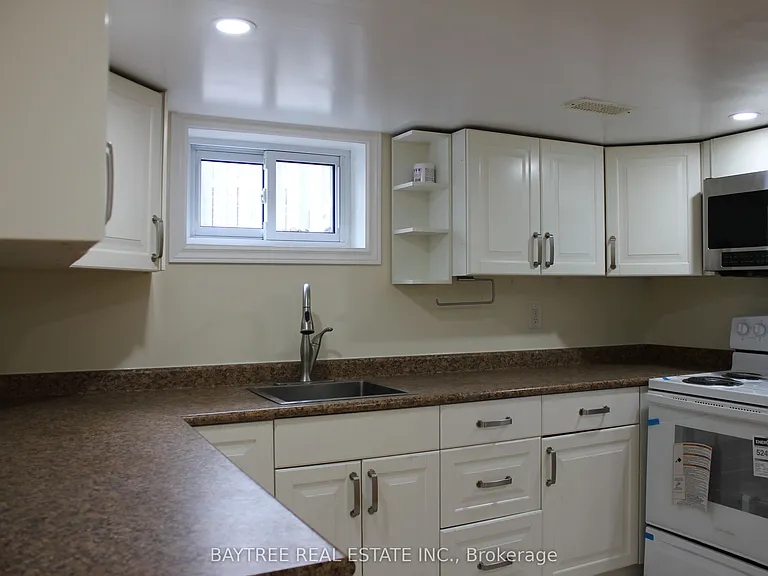 226 Beechy Dr #LOWER — Photo 4