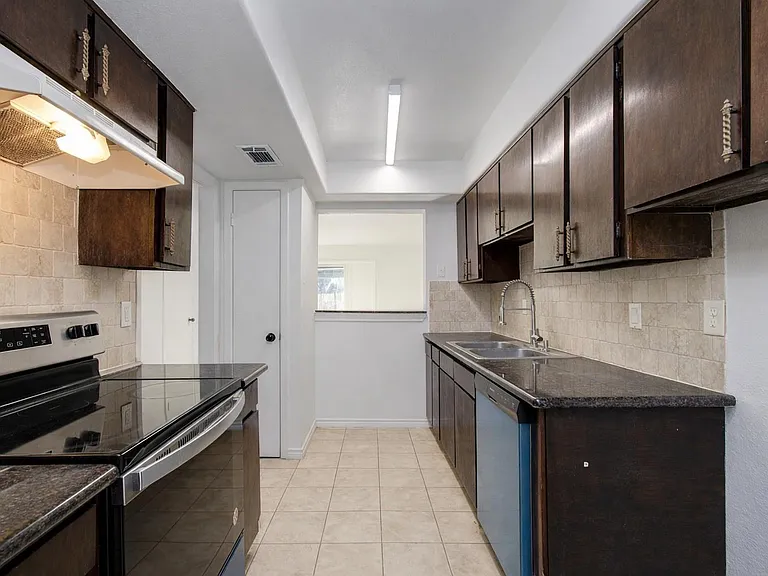 7902 Grove Ridge Dr — Photo 4