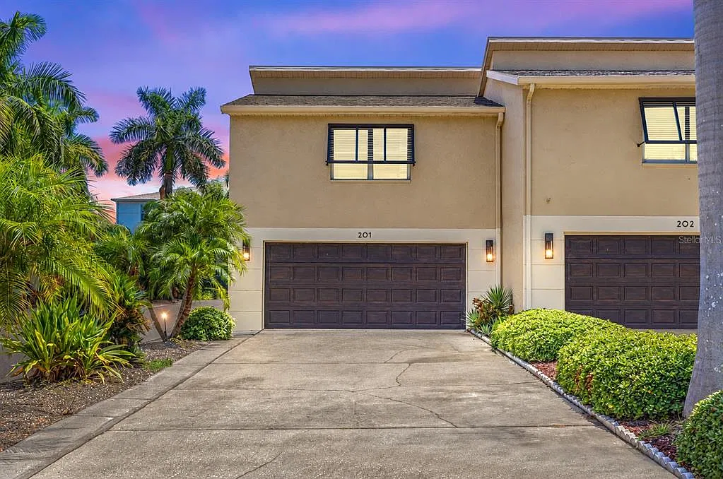 4 bed, 3.5 bath, 2970 sqft, $4,600 — Photo 1
