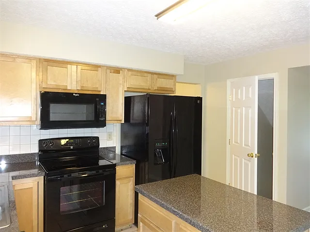 4 bed, 2.5 bath, 1990 sqft, $2,630 — Photo 3