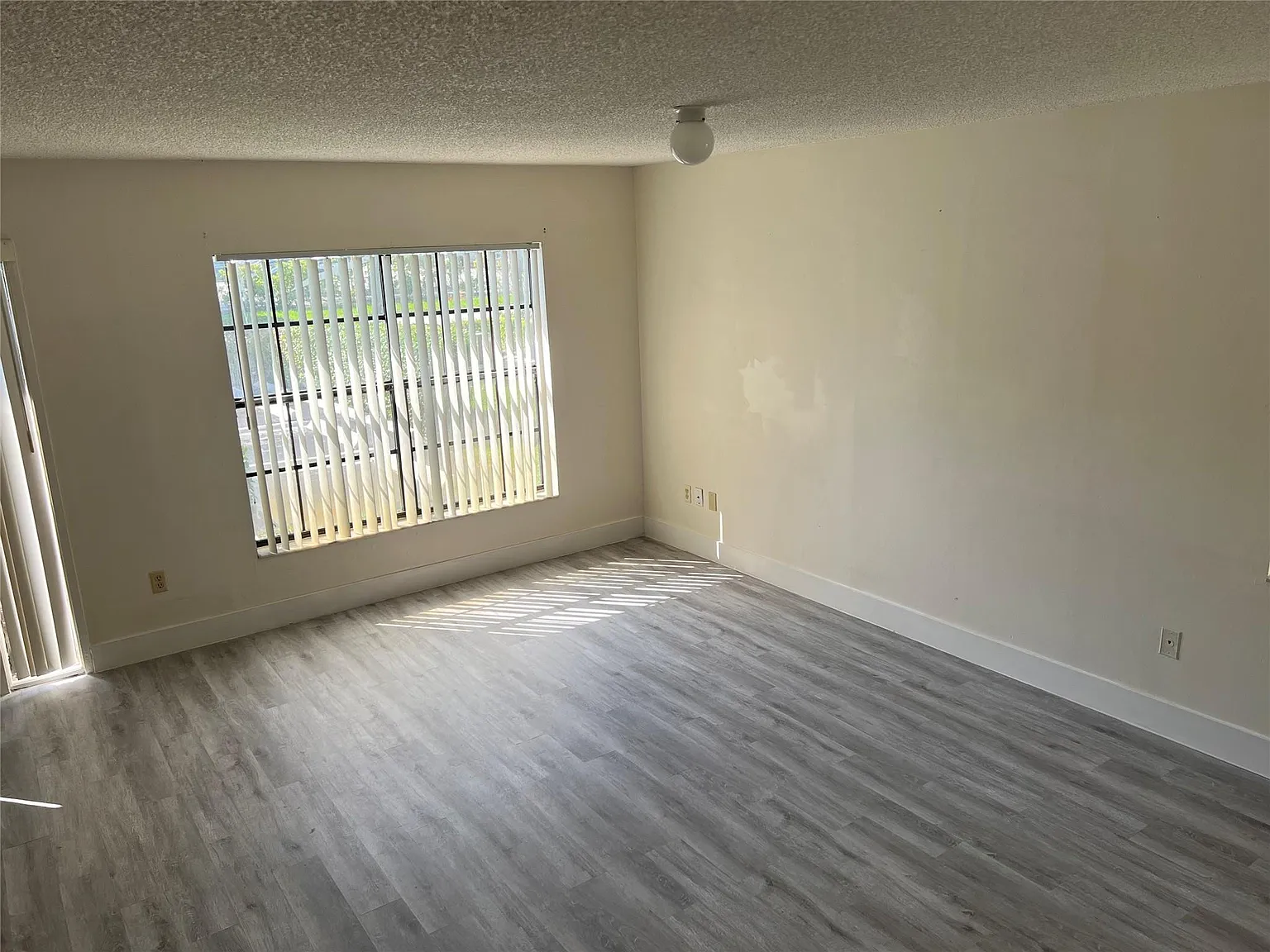 3 bed, 2.5 bath, 1974 sqft, $3,200 — Photo 4