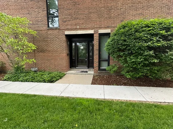 16 Birch Tree Ct, Elmhurst, IL 60126