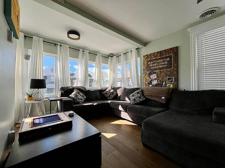 105 N Windsor Ave — Photo 4