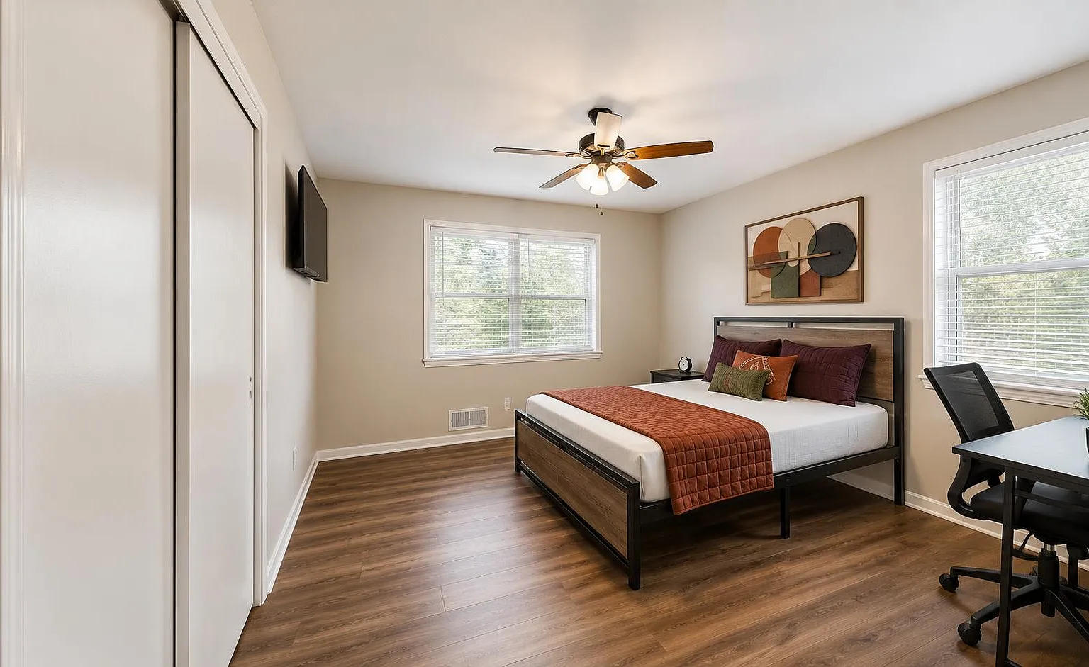 4 bed, 6.0 bath, 1960 sqft, $741 — Photo 2