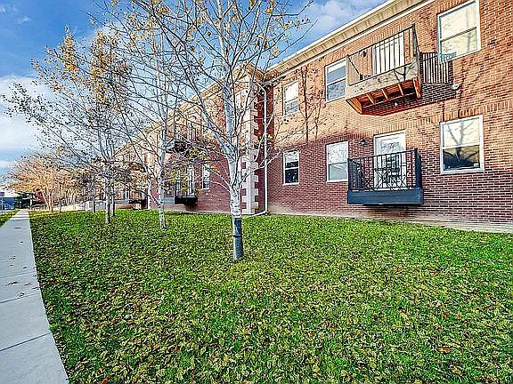 915 Harlocke St — Photo 2