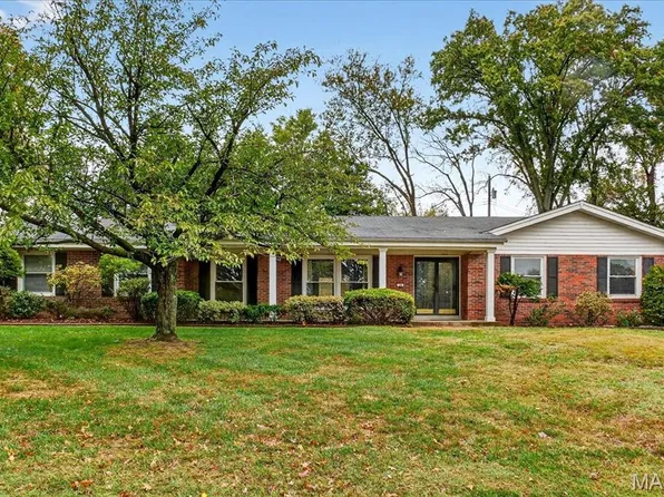 10 Glen Cove Dr, Chesterfield, MO 63017