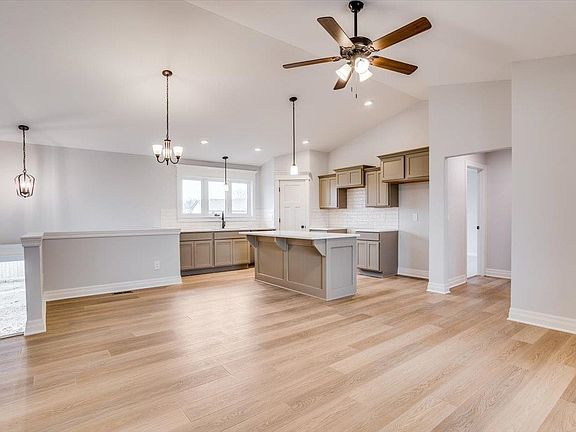 3rd image of 1609 N Wildflower Ct