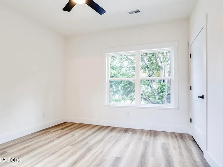 307 Woodland Ave E — Photo 24