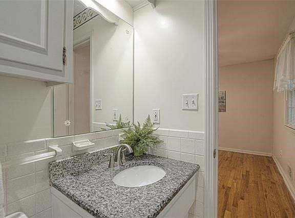 3rd image of 7508 W 98th St