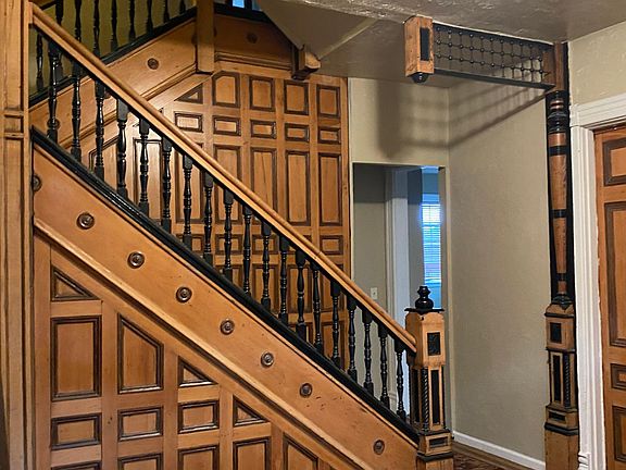 stairwell in foyer leading to second floor