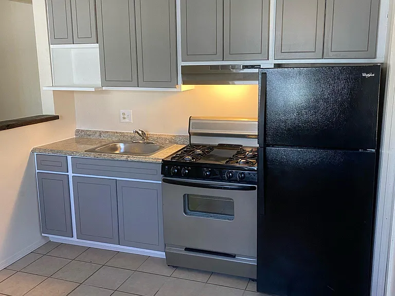 1034 E Grand Ave — Photo 3
