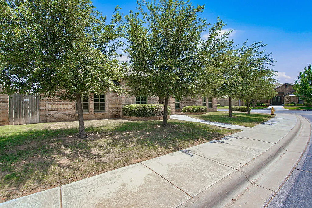 4 bed, 2.0 bath, 2363 sqft, $3,350 — Photo 3