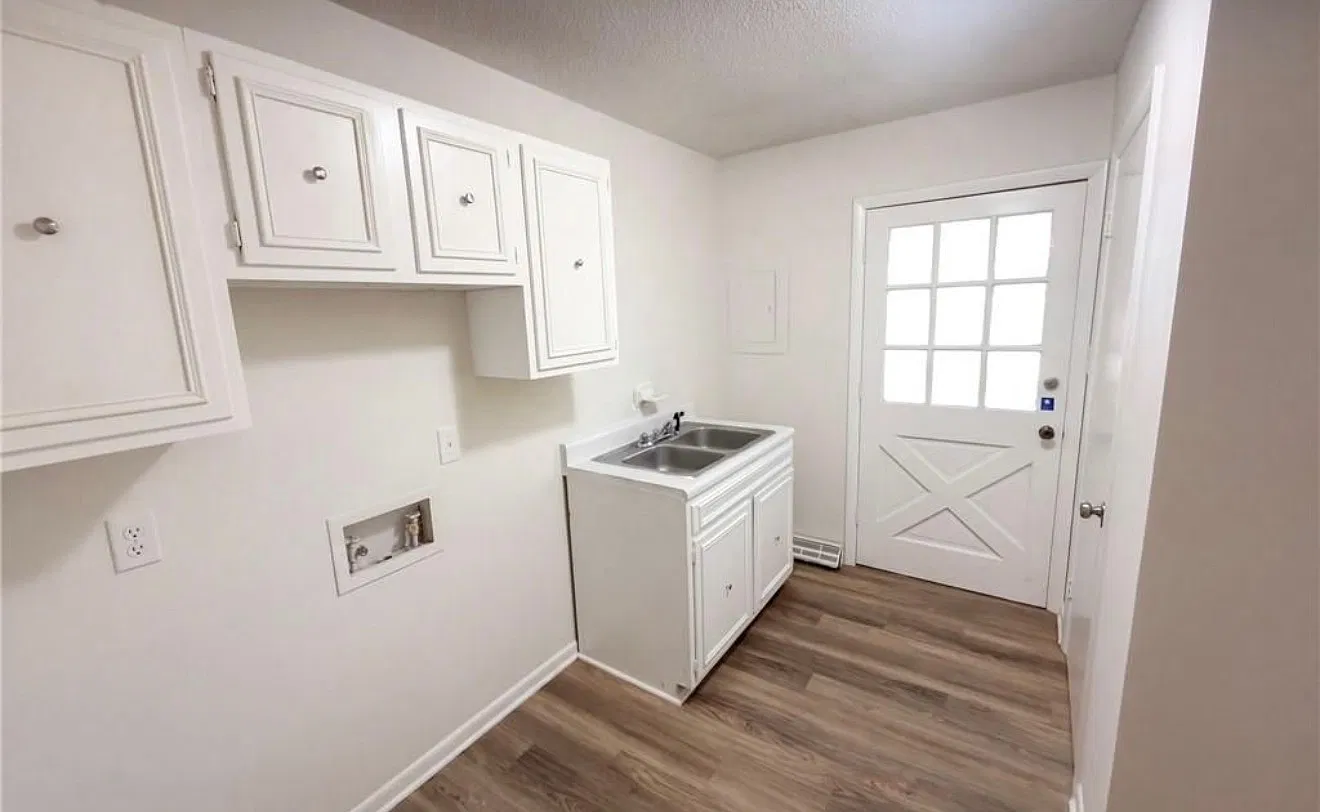 2 bed, 820 sqft, $1,603 — Photo 3