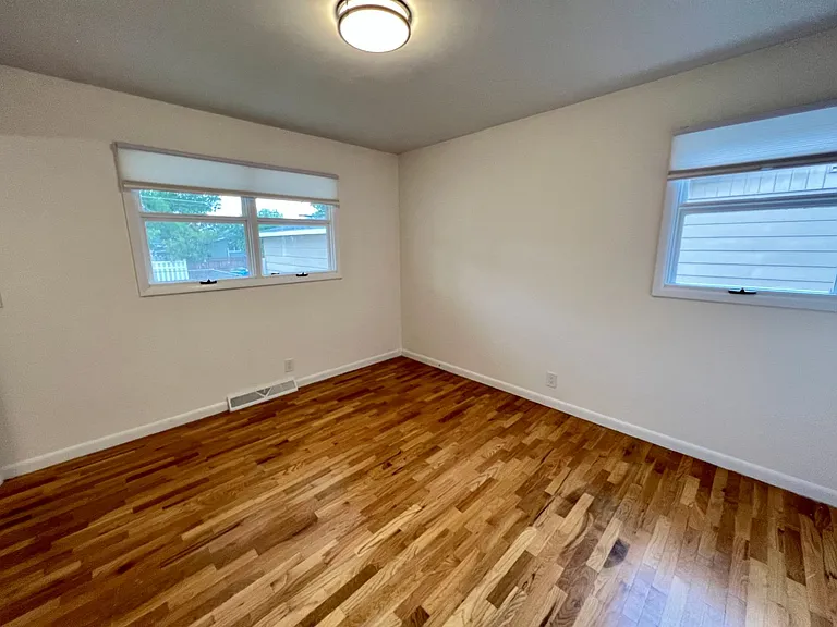 2539 Howard Ave — Photo 12