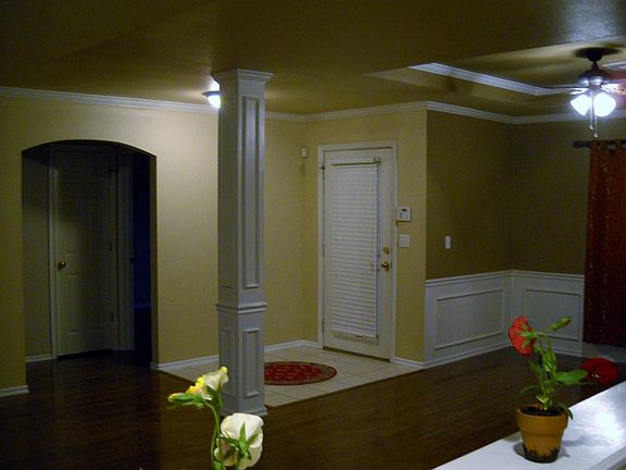 Open entry w/formal dining