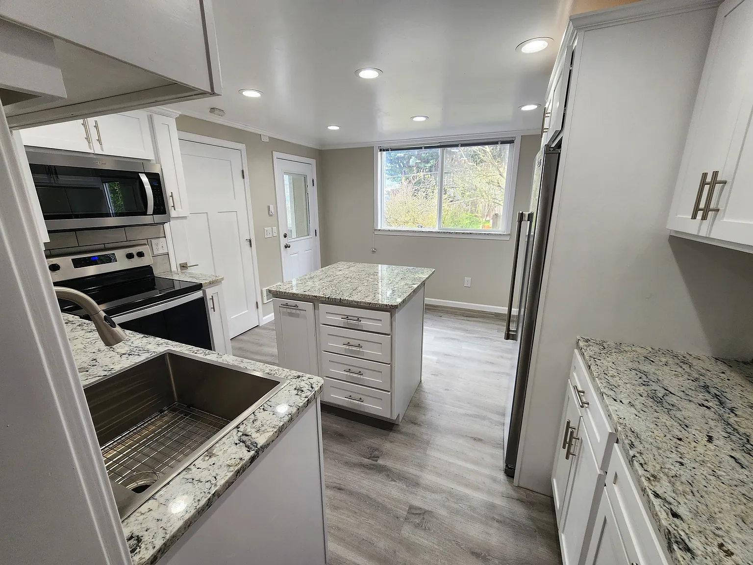 2 bed, 800 sqft, $2,450 — Photo 3