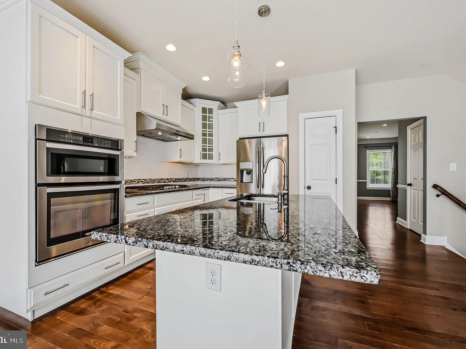 3 bed, 2.5 bath, 2214 sqft, $3,500 — Photo 2