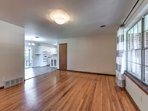 4th image of 2021 Edgewood Dr