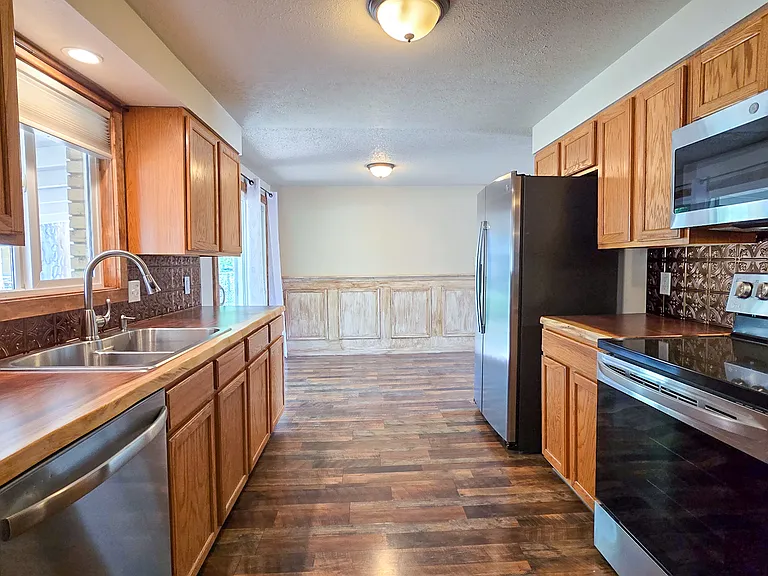 2120 N Wilson Ave — Photo 12
