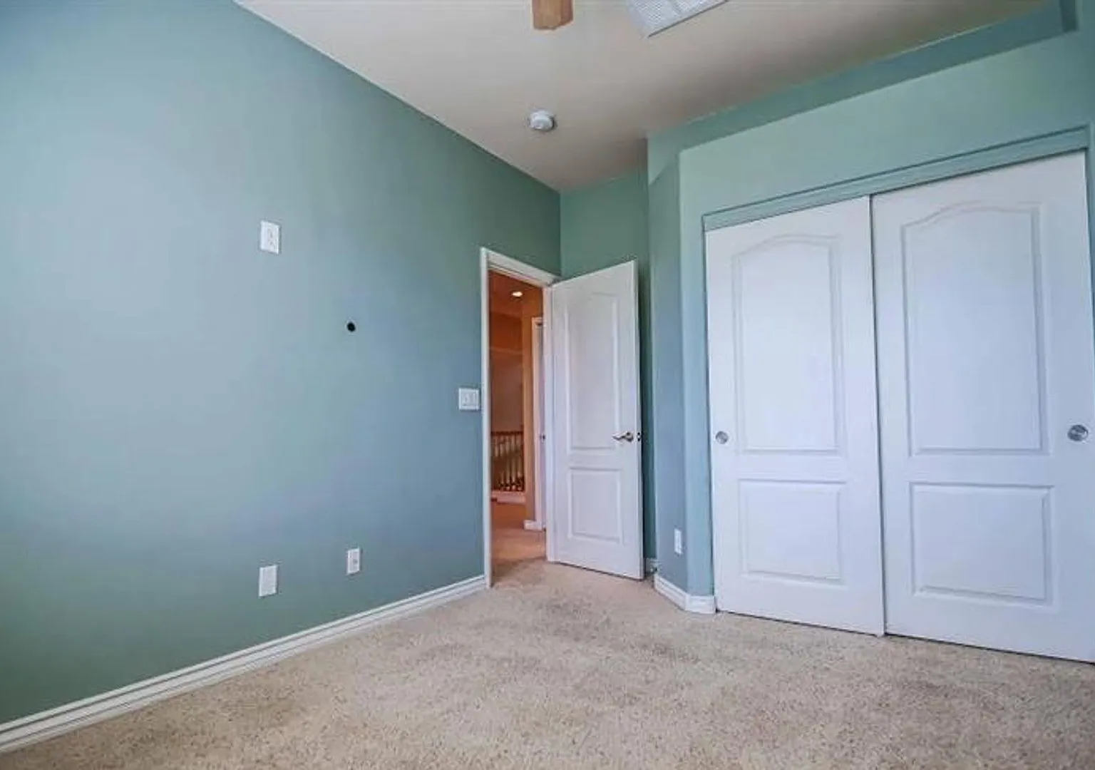 Welcome to this stunning 3-bedroom, 2.5-bathroom home located in the desirable city of Las Vegas! — Photo 4