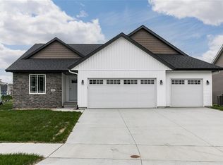 924 Crescent View Dr NE, Cedar Rapids, IA 52402
