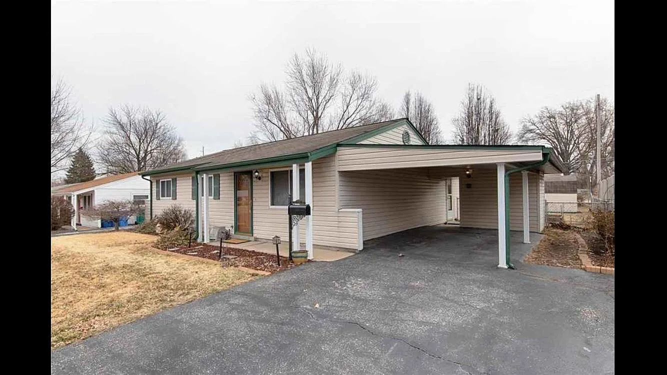 2430 6th Ln photo 1