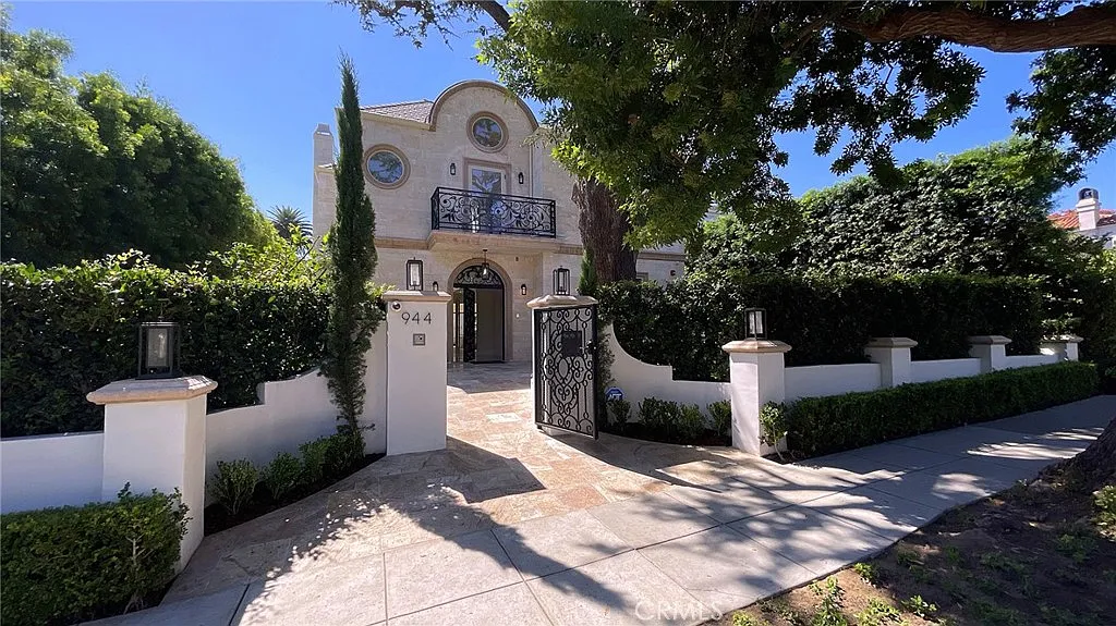5 bed, 5.5 bath, 5500 sqft, $24,950 — Photo 2