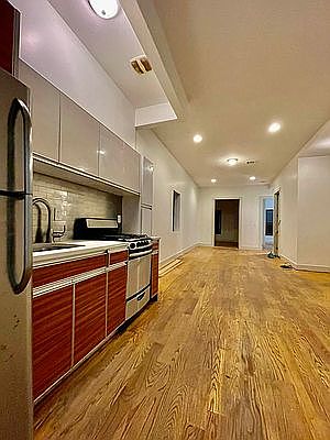 4th image of 888 Myrtle Ave #3