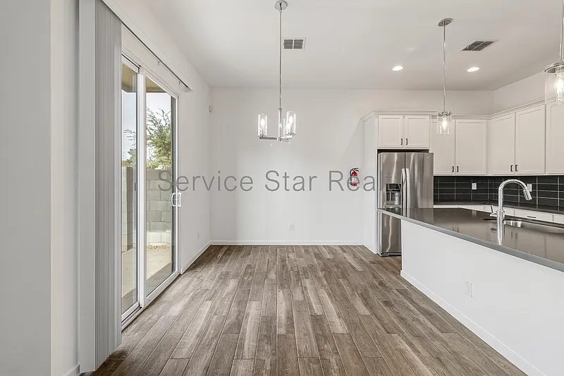 3 bed, 3.5 bath, 2021 sqft, $2,899 — Photo 3