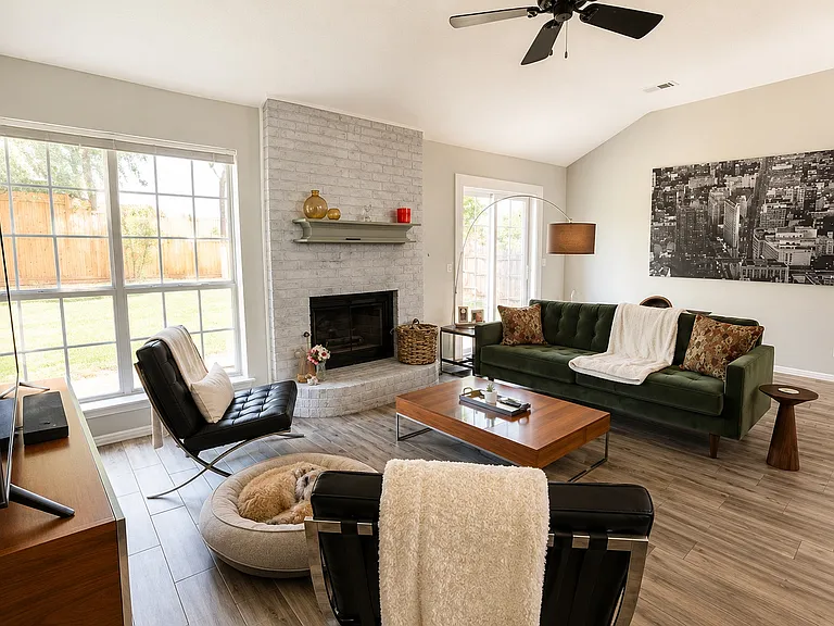 913 Chartrand Ct — Photo 4