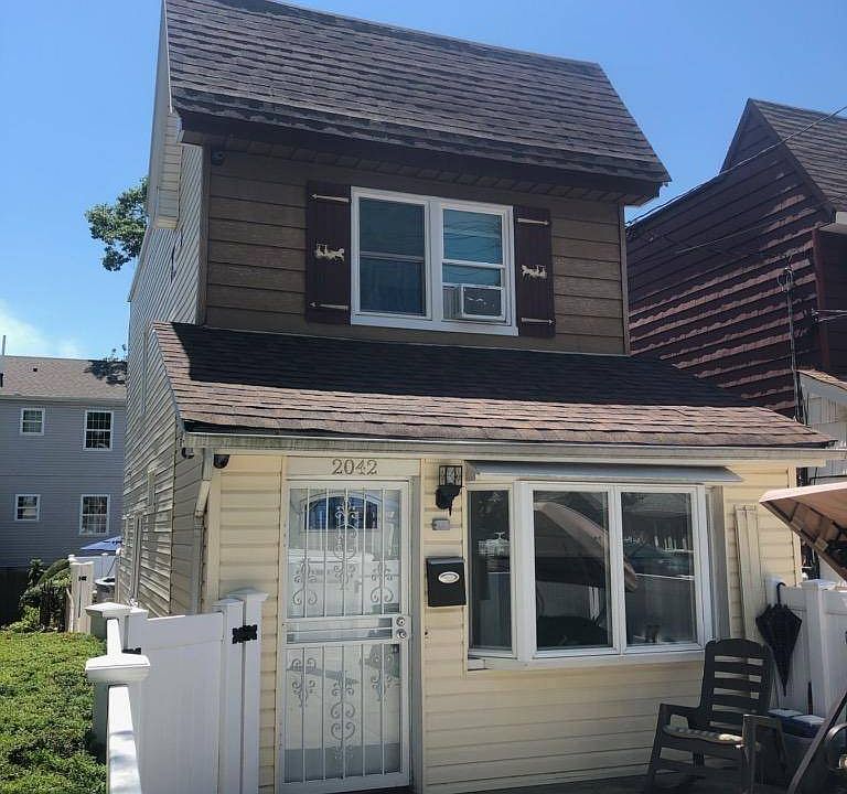 1st image of 2042 E 71st St