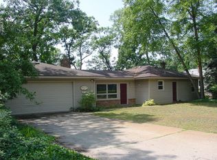 1872 Oak Cliff Dr NE, Grand Rapids, MI 49525