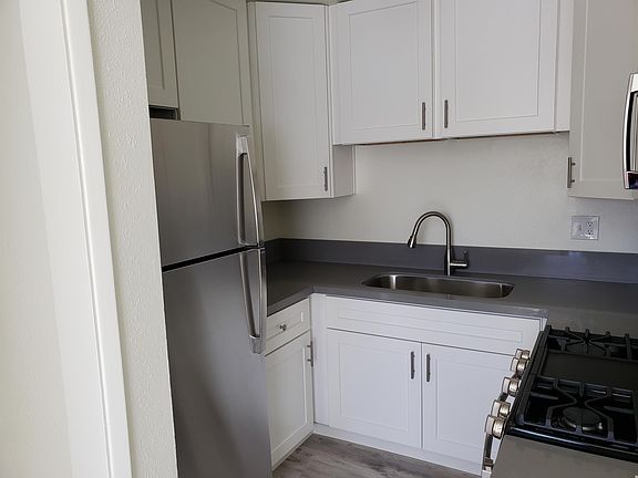 5th image of 3926 Kansas St #3930