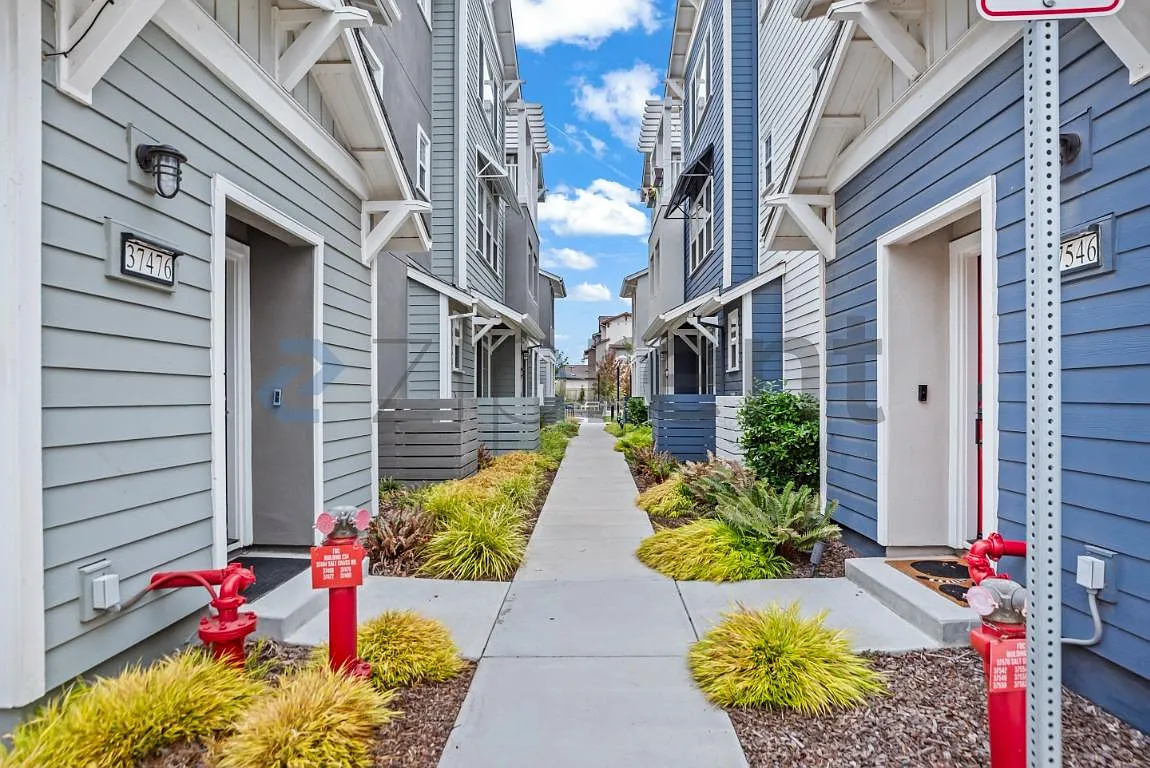 3 bed, 1833 sqft, $4,515 — Photo 3