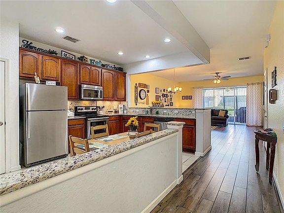 4th image of 947 Rock Harbor Ave