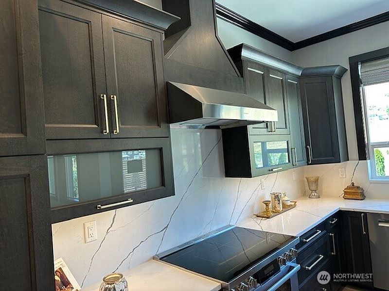 4th image of 949 N Newport Loop