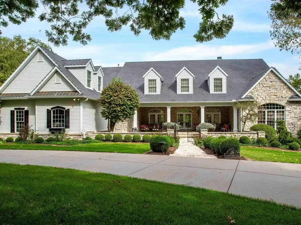 19057 251st Ave, Bettendorf, IA 52722