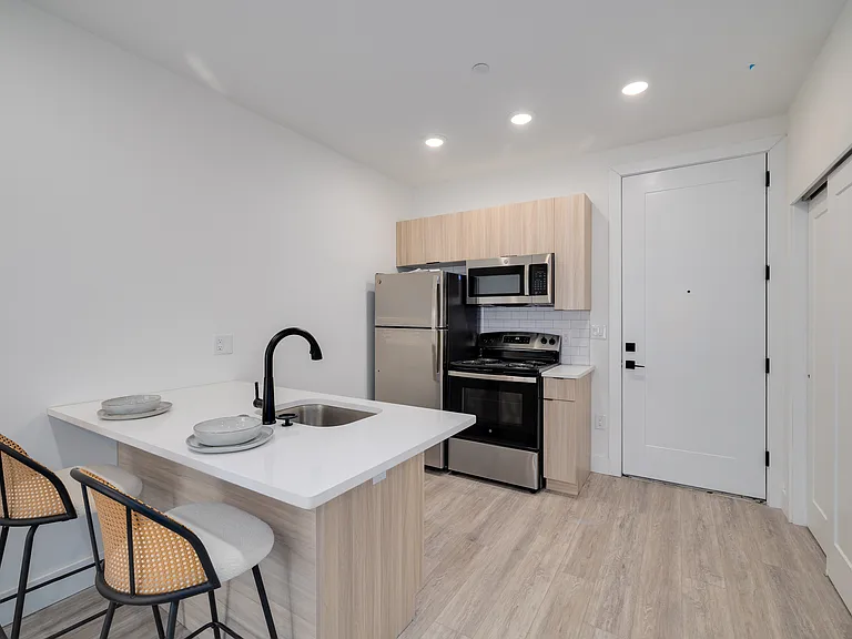 2400 E Huntingdon St — Photo 12