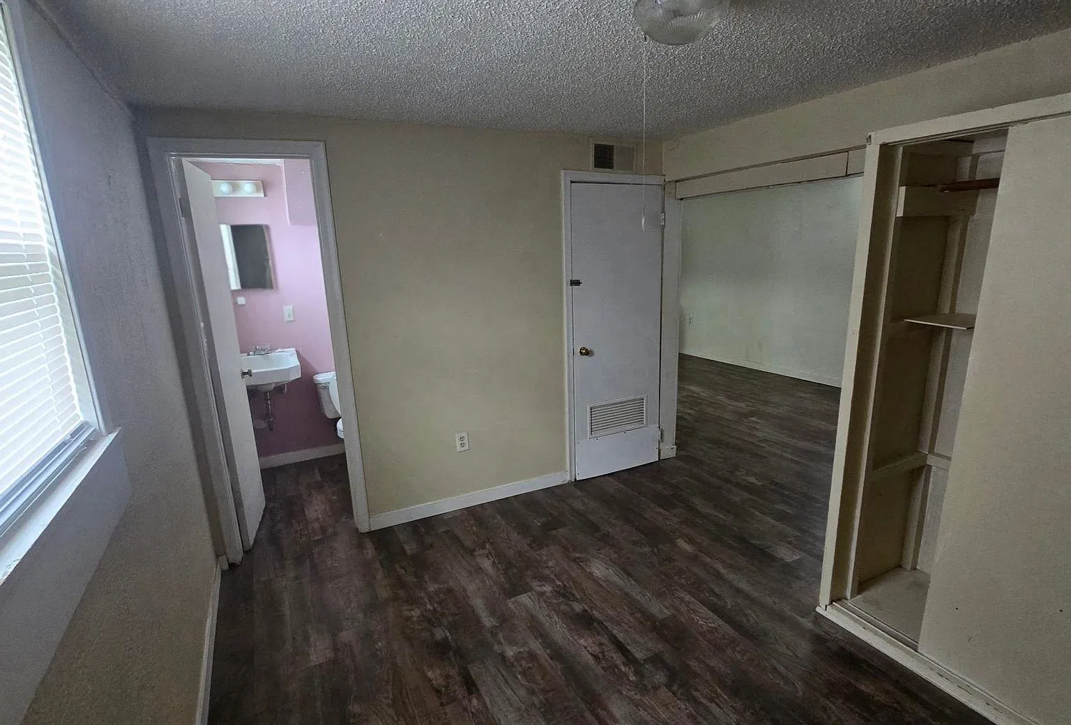 Charming 1-Bedroom Apartment in a Quaint Small Town! — Photo 4