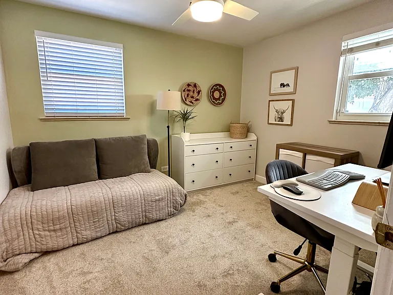 Second bedroom 9.5x10ft