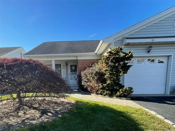 38 Primrose Lane #38, North Babylon, NY 11703