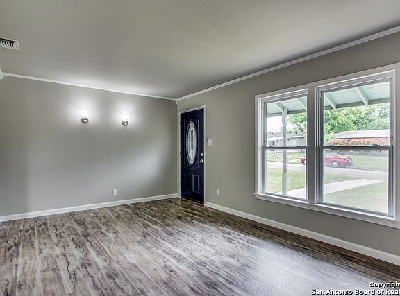 2nd image of 543 Williamsburg Pl
