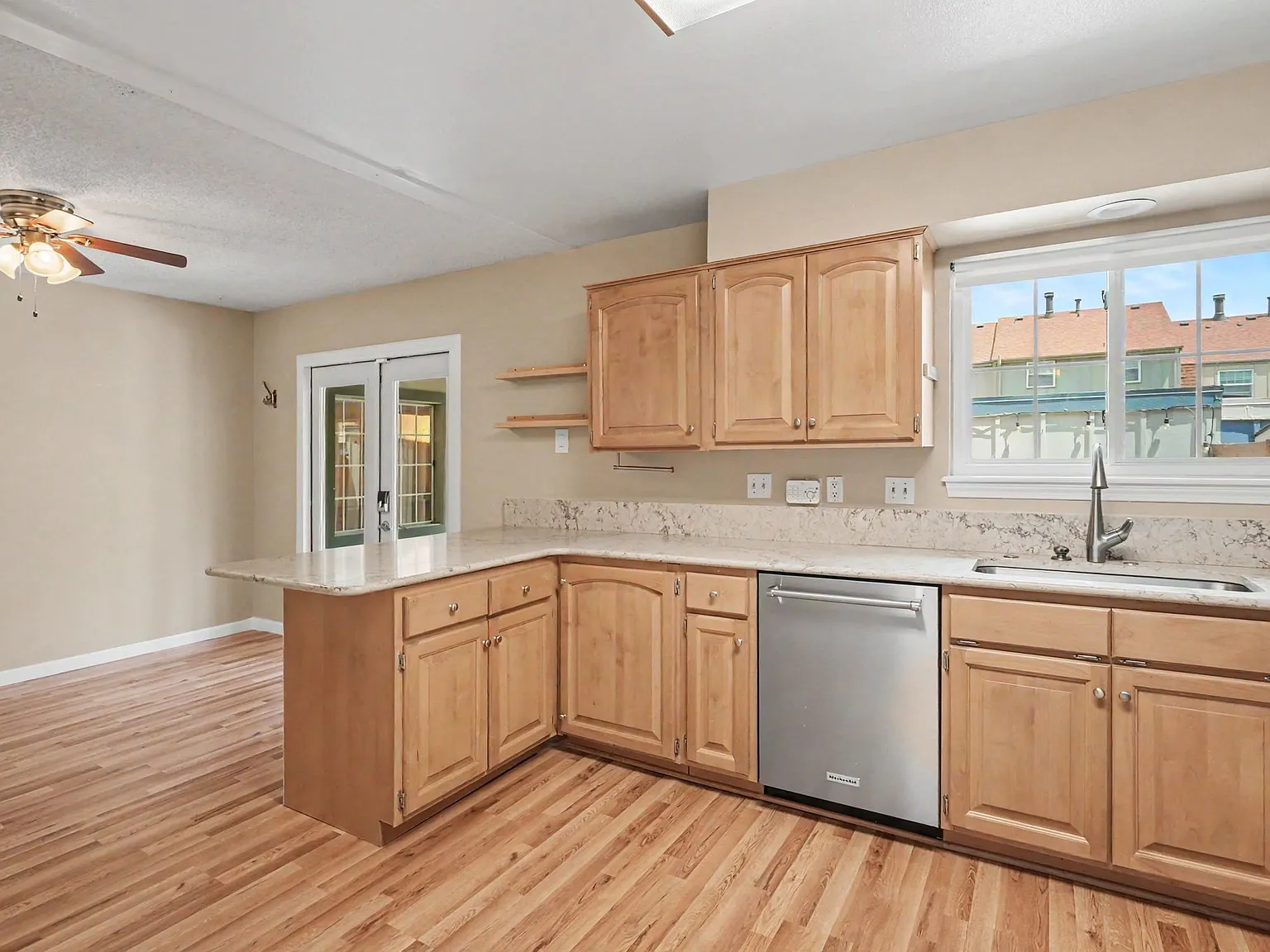 3 bed, 2.5 bath, 2002 sqft, $2,700 — Photo 4