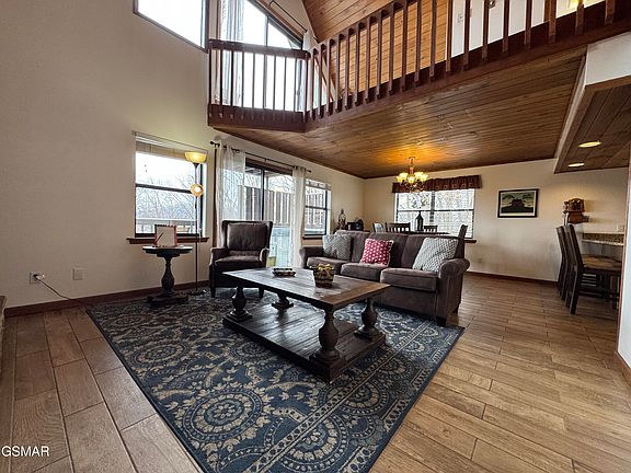 3rd image of 936 Stans Rd