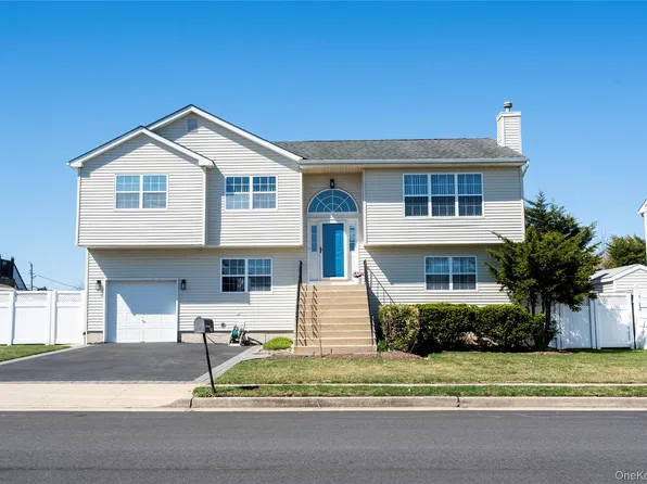 17 Clifton Street, Farmingdale, NY 11735