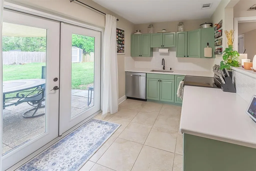 3 bed, 1.0 bath, 1035 sqft, $2,500 — Photo 4