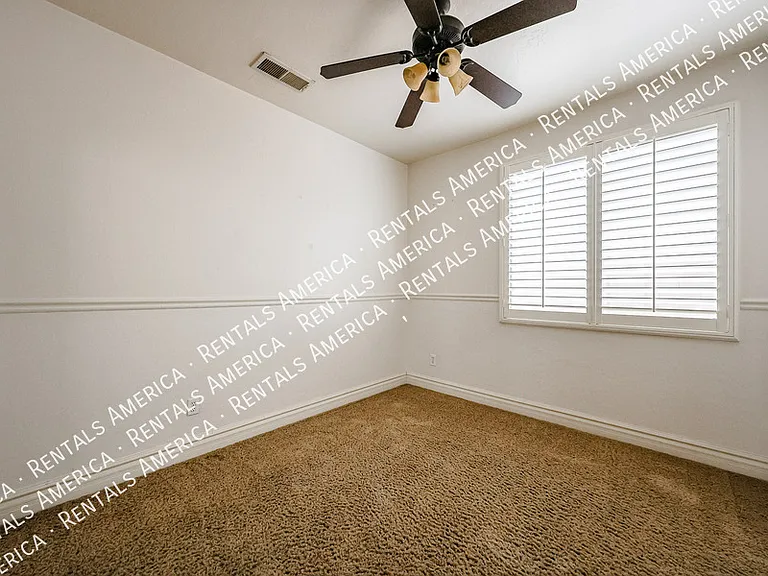 2211 W Olive Way — Photo 23